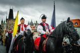 Začaly zdobením koní na Hradčanském náměstí, následovala mše ve svatovítské katedrále a procesí na Karlův most.