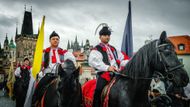 Začaly zdobením koní na Hradčanském náměstí, následovala mše ve svatovítské katedrále a procesí na Karlův most.