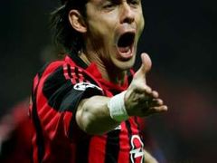Filippo Inzaghi z AC Milán se raduje z gólu v síti Lyonu.