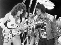 Eddie Van Halen (vlevo) natočil slavné sólo ve skladbě Beat It Michaela Jacksona.