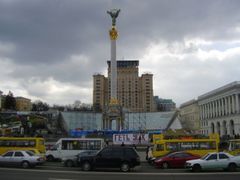 Na Náměstí nezávislosti v centru Kyjeva se odehrávaly v roce 2004 v době Oranžové revoluce statisícové demonstrace.