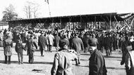 Stadion byl od počátku koncipován jako víceúčelový, za což bude v budoucnosti fotbalovými fanoušky proklínán kvůli nízkému profilu tribun a velké vzdálenosti od hrací plochy.