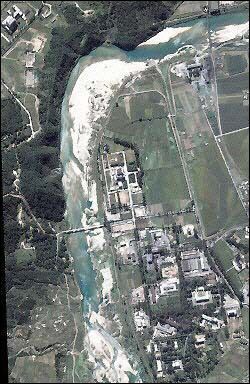 Severokorejský jaderný reaktor v Jongbjonu (letecký snímek)