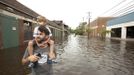 Joel Geiger holds his son Jarren Geiger, 4, while surveying the damage in the Olde Towne area after Hurricane Isaac passed through Slidell, Louisiana, August 30, 2012. REUTERS/Michael Spooneybarger (UNITED STATES - Tags: ENVIRONMENT DISASTER) Published: Srp. 30, 2012, 7:14 odp.