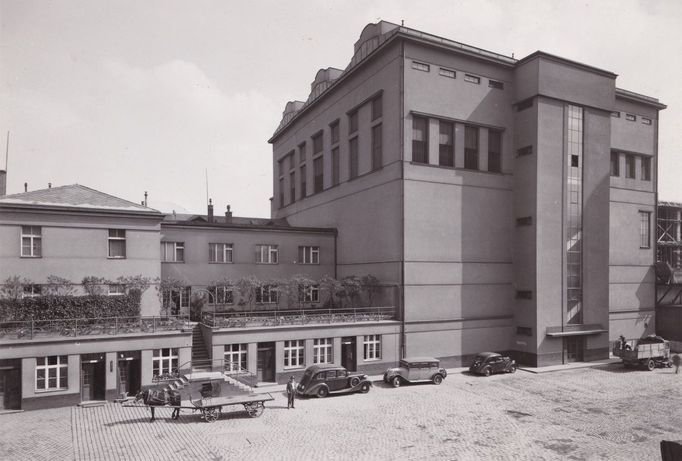 Horní dvůr s budovou z roku 1936. Dvě patra chladicích štoků, jedno patro spilek a další sklepy. Za první republiky obstál i ve srovnání s největšími evropskými pivovary.