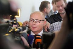 Generál bez bezpečnostní prověrky zůstane. Spor s NBÚ vzdal kvůli kauze Nagyová