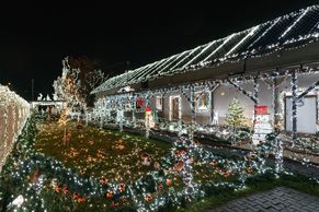 Nejvánočnější dům je u Hradce. Na rekordní množství světel jezdí lidé z celého Česka