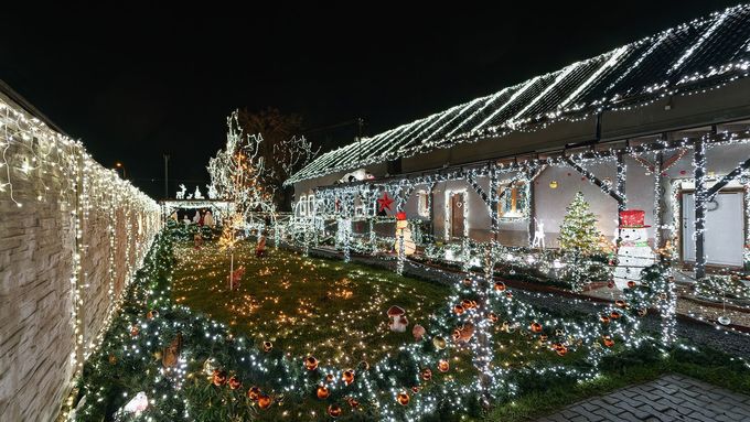 Nejvánočnější dům je u Hradce. Na rekordní množství světel jezdí lidé z celého Česka