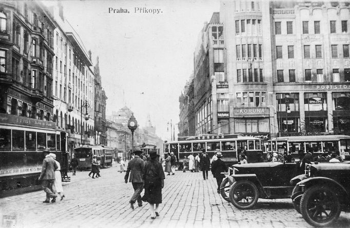 Historická fotografie zachycující provoz tramvajové linky na Václavském náměstí, která zde byla v provozu mezi lety 1884-1980.