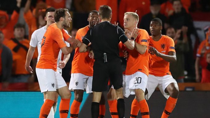 Nizozemci se u rozhodčího Clementa Turpina dožadují zrušené anglického gólu v semifinále Final Four fotbalové Ligy národů.