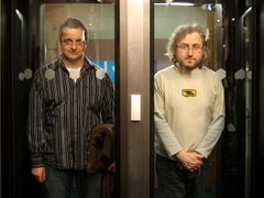 Úvodní záběr filmu natočil včera režisér Hřebejk (vpravo) u bezpečnostního zařízení ve vstupu do budovy Sazky ve Vysočanech. Vlevo autor scénáře Michal Viewegh.
