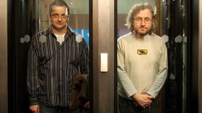 Úvodní záběr filmu natočil včera režisér Hřebejk (vpravo) u bezpečnostního zařízení ve vstupu do budovy Sazky ve Vysočanech. Vlevo autor scénáře Michal Viewegh.