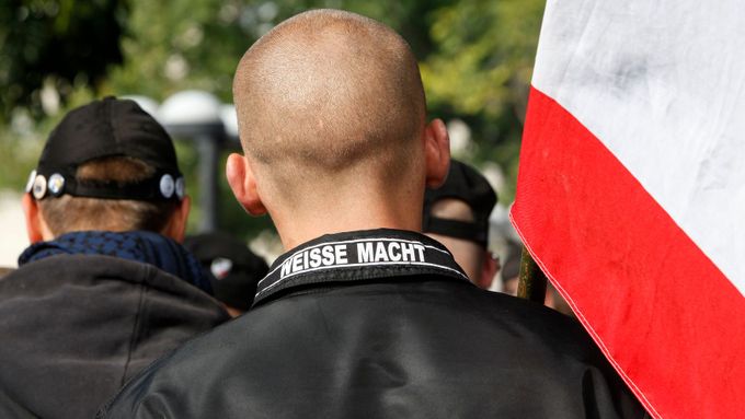 White Power, Weisse Macht. (Archivní snímek z neonacistického průvodu v Berlíně.)