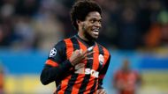 LUIZ ADRIANO. Vedle Messiho se do útoku dostal Brazilec ze Šachtaru Doněck, s devíti góly zatím nejlepší střelec letošního ročníku.