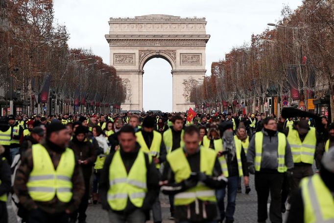 Protest hnutí žlutých vest ve Francii - Champs Elysées - 8. prosinec