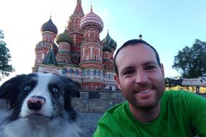 Před vězením v Rusku Čecha zachránil jeho pes. Stopem projeli rekordní počet zemí