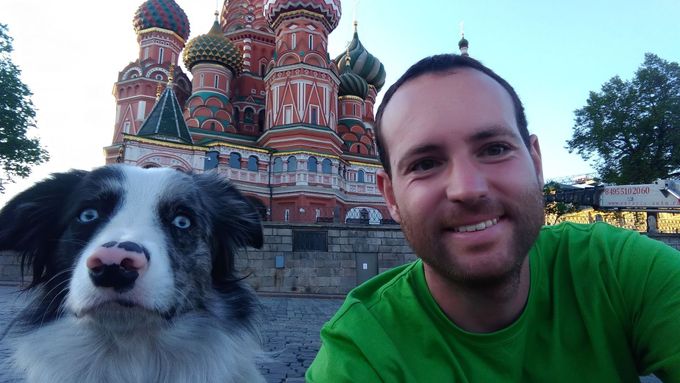 Před vězením v Rusku Čecha zachránil jeho pes. Stopem projeli rekordní počet zemí