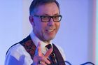 Facebook neporazíte, je silnější než Česká republika, říká Simon Moores