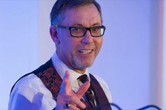 Facebook neporazíte, je silnější než Česká republika, říká Simon Moores