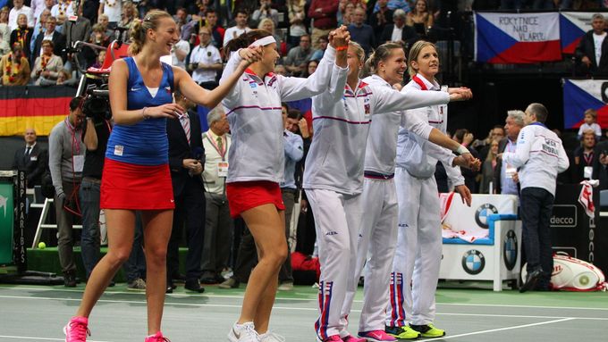 (Zleva) Petra Kvitová, Lucie Šafářová, Andrea Hlaváčková, Lucie Hradecká a Karolína Plíšková děkují divákům po zisku rozhodujícího třetího bodu.