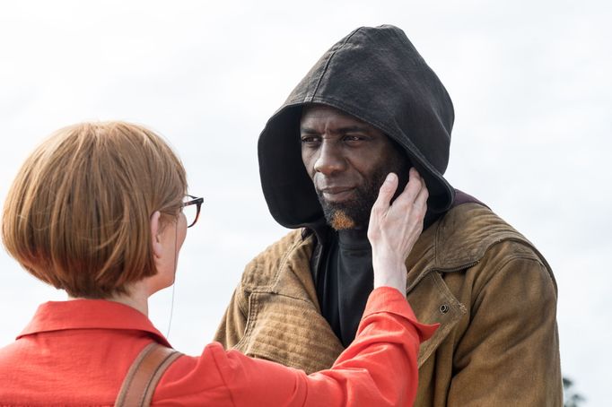 Tilda Swintonová jako Alithea a Idris Elba v roli džina.