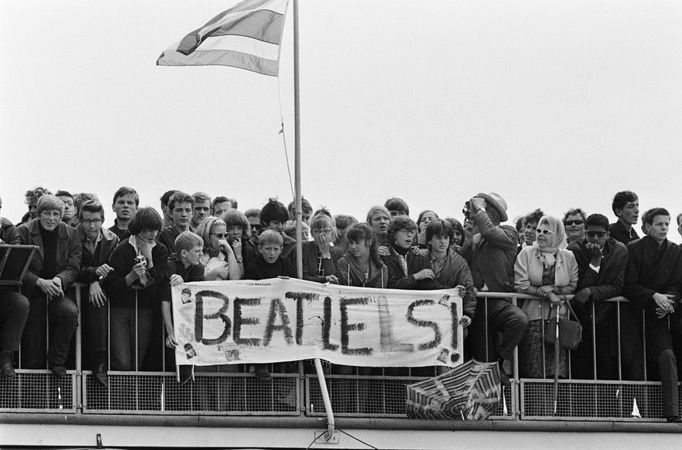 Přílet Beatles na nizozemské letiště Schiphol, červen 1964.