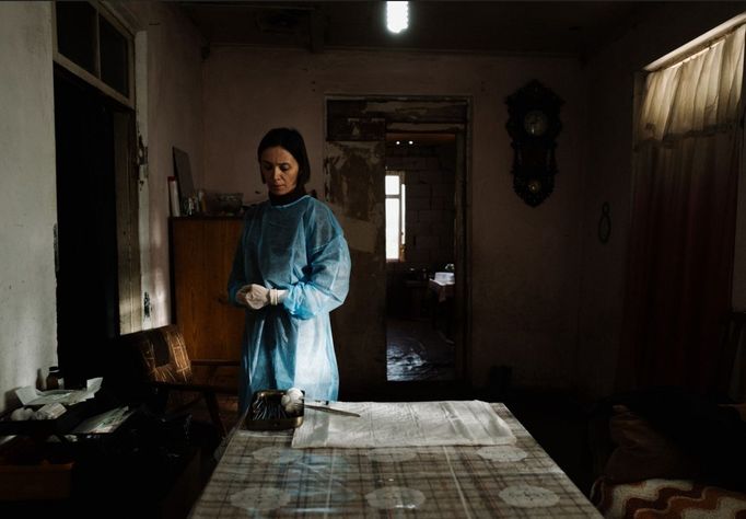 Interrupce hrdinka provádí v bojových podmínkách