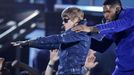 Justin Bieber (vlevo) a Usher