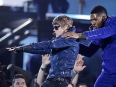 Justin Bieber (vlevo) a Usher