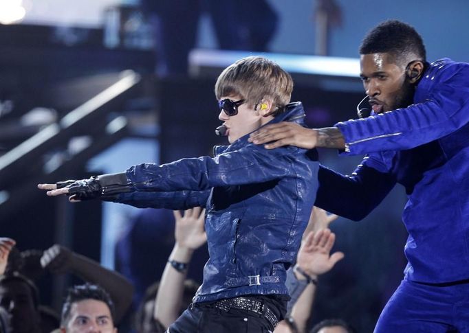 Justin Bieber (vlevo) a Usher