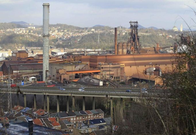 A view of the ArcelorMittal high furnace of Ougree, near Liege January 28, 2013. ArcelorMittal the world's largest steel producer, plans to shut a coke plant and six finishing lines at its site in Liege Belgium, affecting 1,300 employees, the group said on last week. REUTERS/Yves Herman (BELGIUM - Tags: BUSINESS CIVIL UNREST BUSINESS EMPLOYMENT) Published: Led. 28, 2013, 2:43 odp.