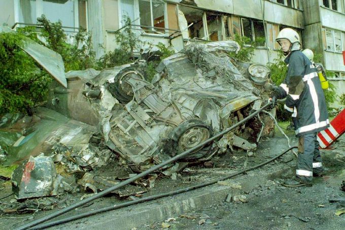 Hasiči u ohořelých aut na českobudějovickém sídlišti Vltava, kam se 8.června po srážce dvou armádních stíhacích letounů MiG-21 jeden z nich zřítil. 8. 6. 1998