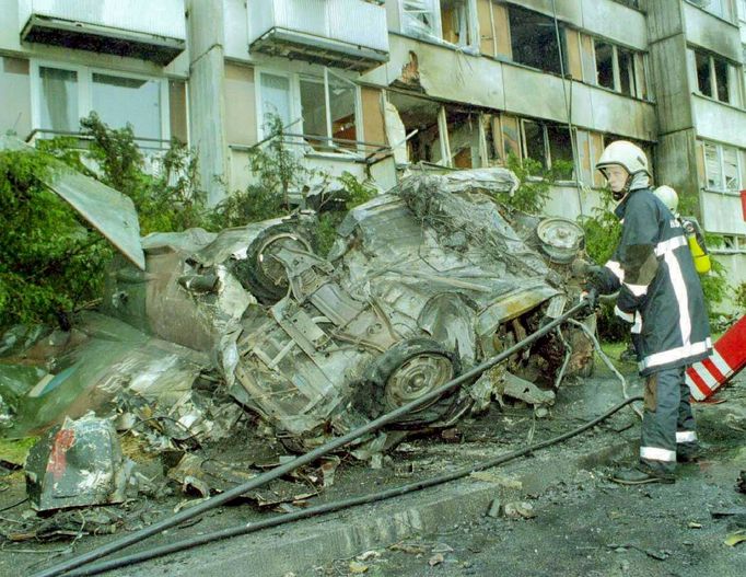 Hasiči u ohořelých aut na českobudějovickém sídlišti Vltava, kam se 8.června po srážce dvou armádních stíhacích letounů MiG-21 jeden z nich zřítil. 8. 6. 1998