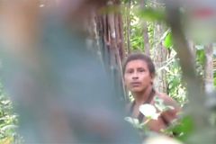 V Amazonii natočili izolované indiány. Děti učí neplakat, aby se skryli před těžaři