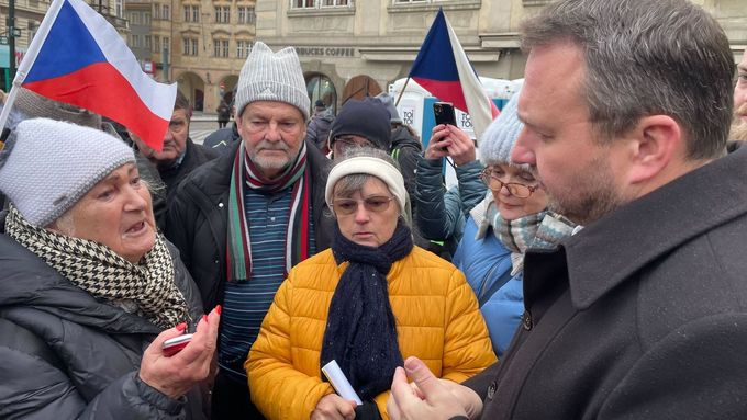 Aktuálně.cz zachytilo chvíle, kdy se ministr práce a sociálních věcí Marian Jurečka dostal do emotivní debaty s účastníky odborářské demonstrace.