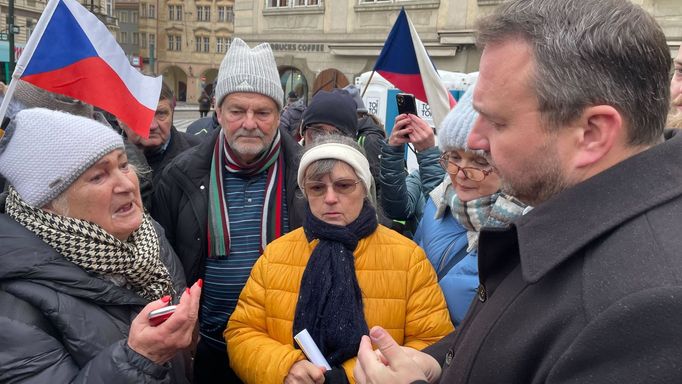 Ministr práce a sociálních věcí Marian Jurečka při debatě s naštvanými účastníky protivládní demonstrace