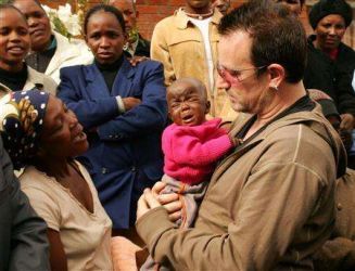 Bono drží dítě na klinice v Butha Buthe