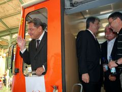 Vlaky pomalované v barvách ČSSD jezdily po republice v rámci volební kampaně. Řadu spojů chce ale teď strana rušit