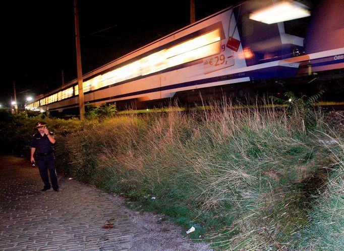 Policista stojí v lokalitě vídeňského Leopoldstadtu, kde spáchal sebevraždu skokem pod vlak únosce Nataschy Kampuschové. 24. 8. 2006