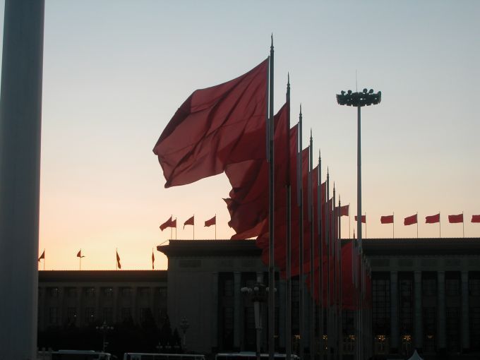 Na spočítání čínských vlajek na Náměstí nebeského klidu (Tchien-an-men) prsty na dvou rukách nestačí