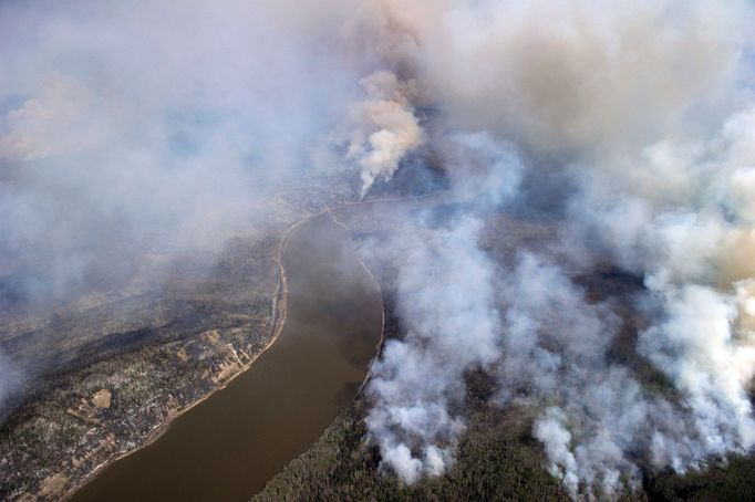 Obrovský lesní požár v kanadské Albertě, záběr je z oblasti Fort McMurray.