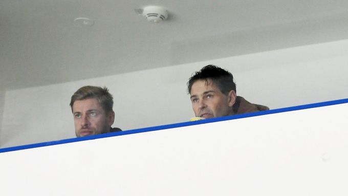 Jaromír Jágr (vpravo) absolvoval rozbruslení, ale pak zápas sledoval z lóže.