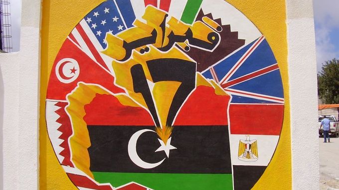 Vlajky zemí, které považují Libyjci za největší spojence. Sedmnáctka znamená 17. únor. Den, kdy v Benghází lidé začali útočit na základnu Kaddáfího oddílů. Toto datum je považováno za počátek revoluce.