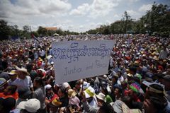 Naše hlasy byly ukradeny. 20 tisíc Kambodžanů se zlobí