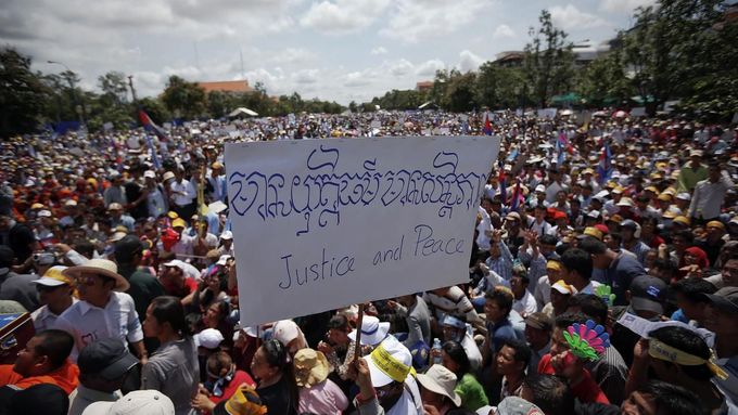 Protestující v Phnompenhu.