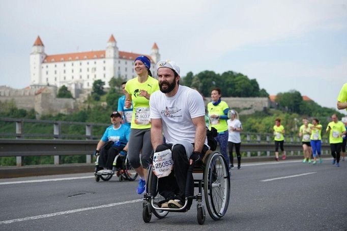 Wings for Life World Run se koná ve stejném čase po celém světě a jeho výtěžek putuje na výzkum léčby poranění páteře.