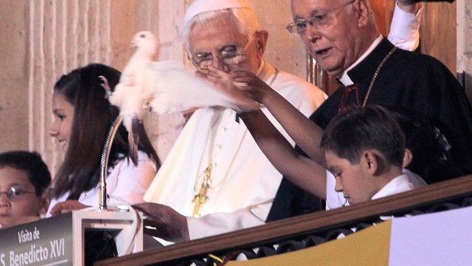Děti vypouštějí holubice během setkání s papežem Benediktem XVI. v Guanajuatu.