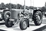 První velký zlom ve vývoji Zetorů přinesl rok 1960 a uvedení unifikované řady I (UŘ I) - pionýrem se stal typ 3011, který mohl mít jako první traktor na světě bezpečnostní kabinu. Na unifikované řadě se pracovalo už od roku 1957 a přinesla pro výrobce spoustu výhod. Především snížení nákladů a zjednodušení výroby, protože různé modely mohly navzájem sdílet díly. Například motory se odlišovaly jen počtem válců od dvou do čtyř, jednodušší bylo také uvést kultivační verzi traktoru.
