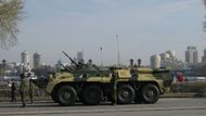 Tohle je on, vítěz testu. Ruský, respektive sovětský BTR-80. Impozantní stroj, ze kterého se střílí kalašnikovem s velkou ráží.