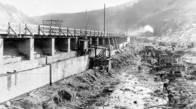 Historická fotografie zachycující výstavbu vodní nádrže Štěchovice, která probíhala mezi lety 1937 a 1944, navzdory válečným komplikacím.